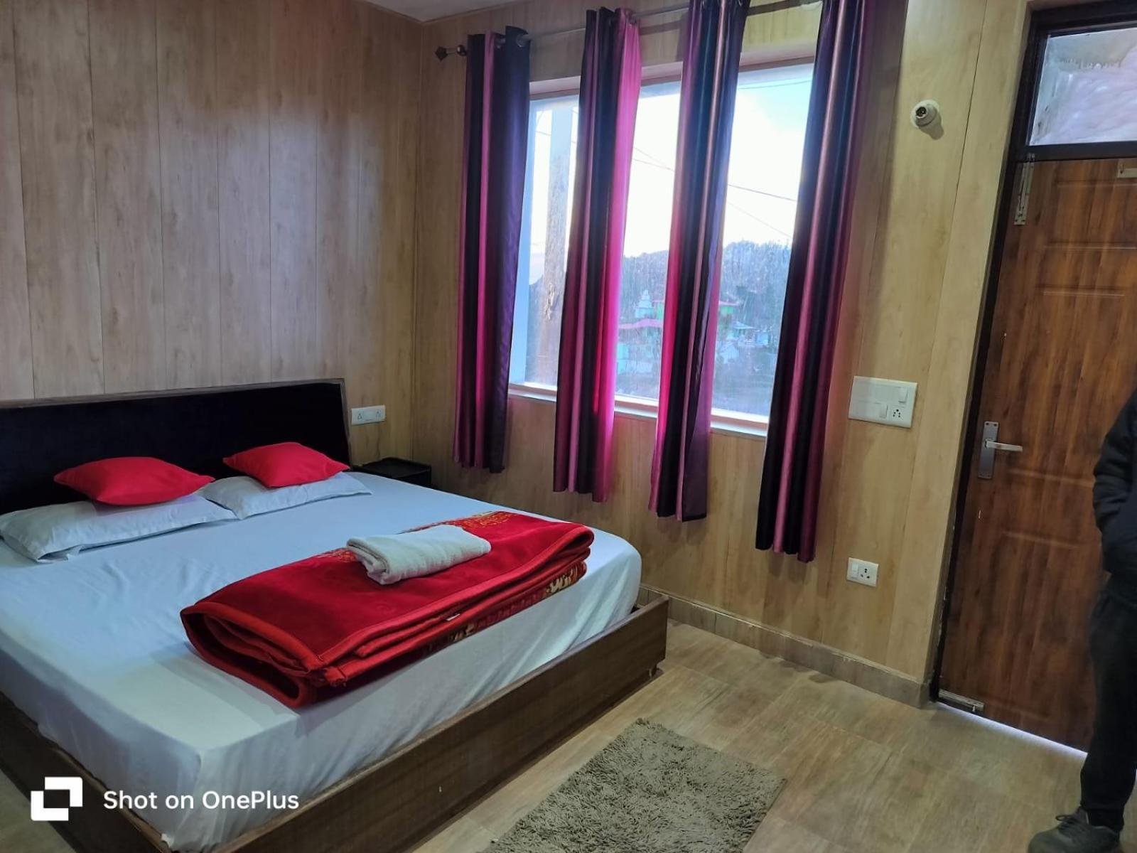 Silver Dew Resorts And Restaurant Dhanaulti Eksteriør bilde