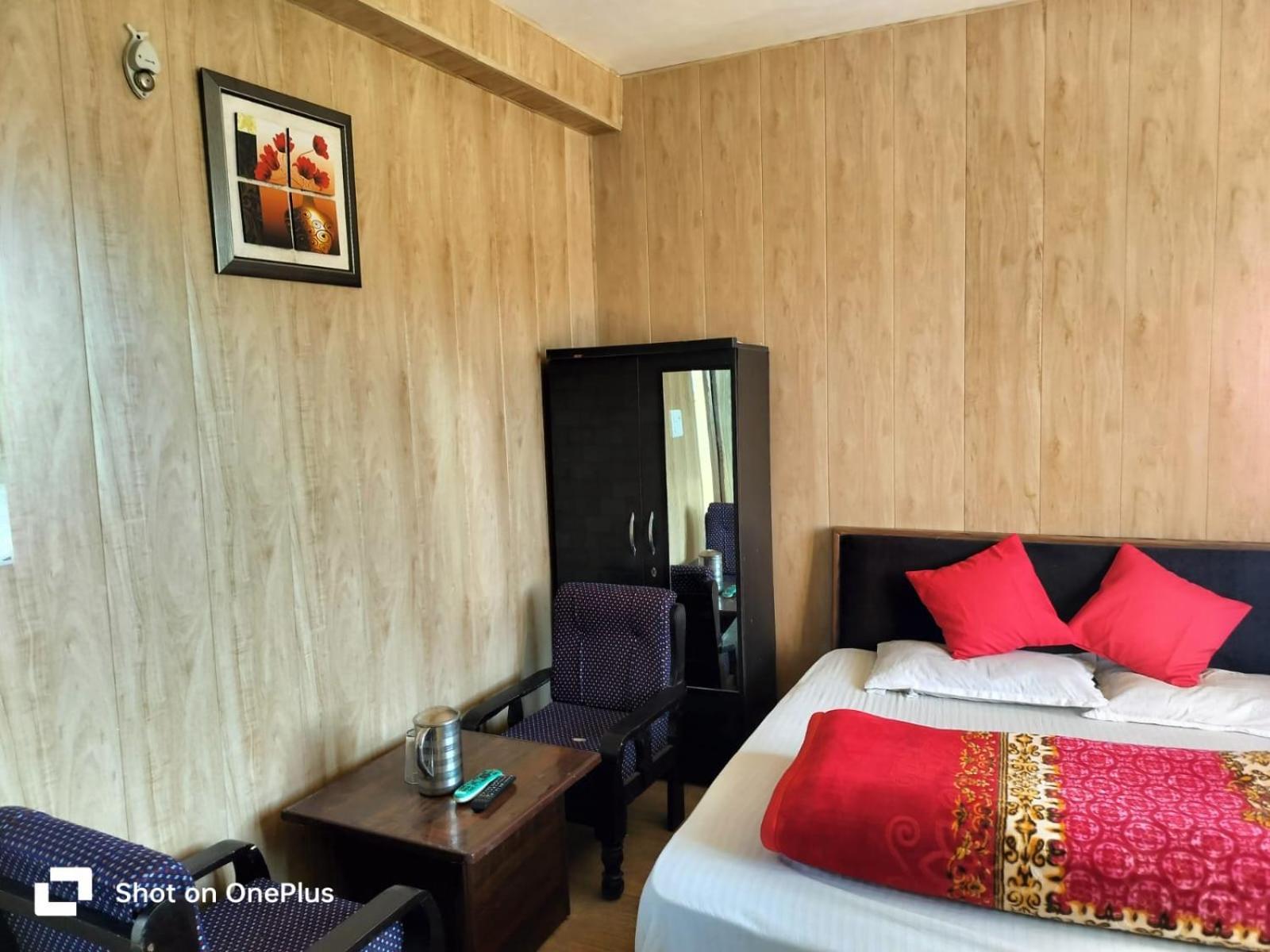 Silver Dew Resorts And Restaurant Dhanaulti Eksteriør bilde