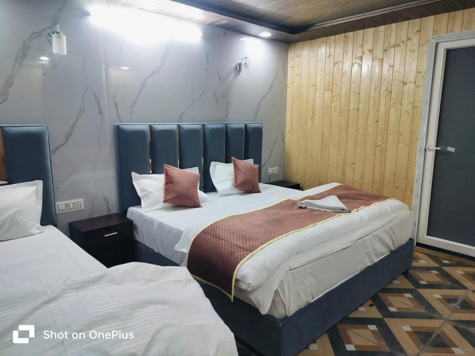 Silver Dew Resorts And Restaurant Dhanaulti Eksteriør bilde